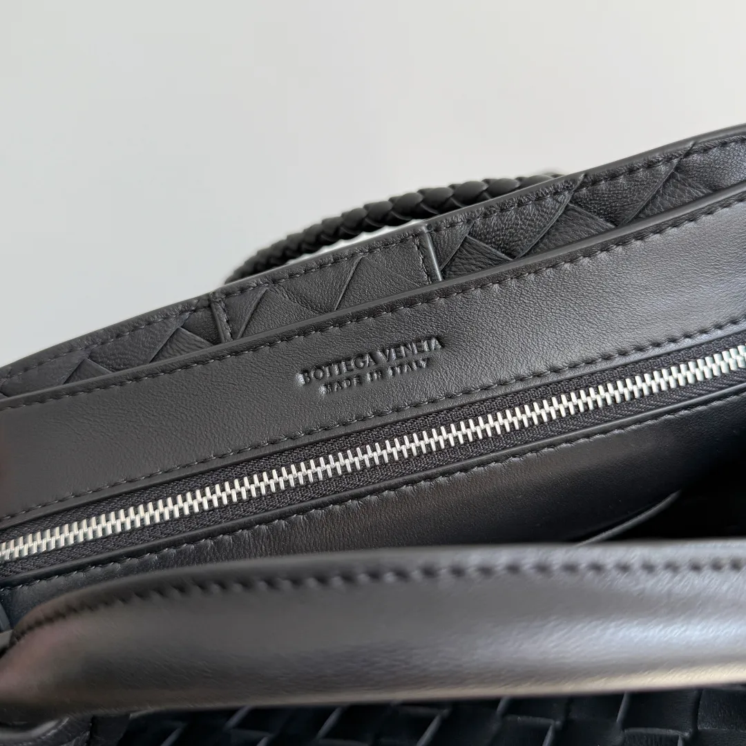 The new Andiamo batch of 3060 BV is shipped‼ ️The classic intercciato weaving process is used to create a soft bag, the metal knot is made of micro-cast aluminum using jewelry technology🪢, and the decorative beads are made of metal and hand-polished oak, allowing you to jump repeatedly between elegance and fun💃, making it unpredictable. Classic and versatile, it shows off your temperament, and the bag has a large capacity, making it very convenient for daily commuting! It has a variety of carrying methods, the shoulder straps can be adjusted by yourself, the original lambskin feels soft and delicate, and the unisex style breaks gender boundaries and brings a more practical and long-lasting use experience. The Andiamo, which has both elegant and casual styles, perfectly interprets the "fashionable old money style". Style number: 743568+wood hardware Color: black silver buckle Size: 25*22*10.5cm